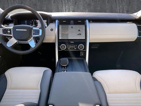 Certified 2025 Land Rover Discovery S image 7