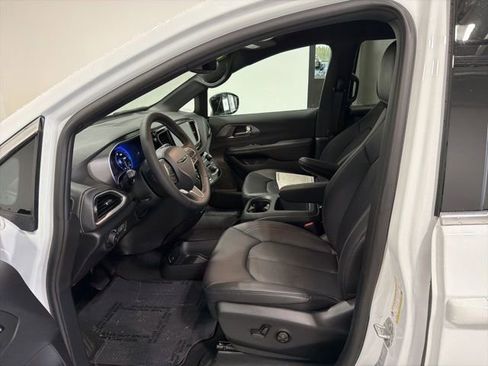 New 2026 Chrysler Pacifica Select image 6