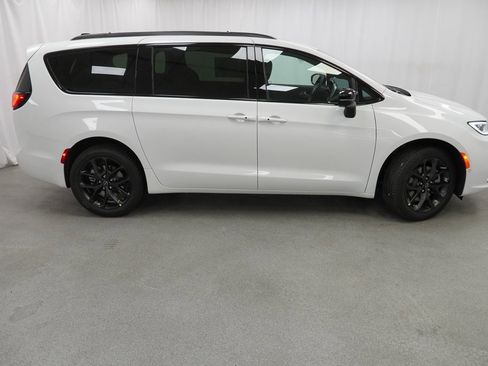 New 2026 Chrysler Pacifica Limited w/ S Appearance Package image 9