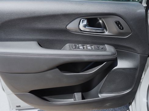 New 2025 Chrysler Pacifica Select w/ Uconnect Theater Family Group image 29