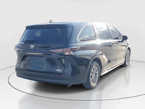 Used 2023 Toyota Sienna XLE FWD image 3