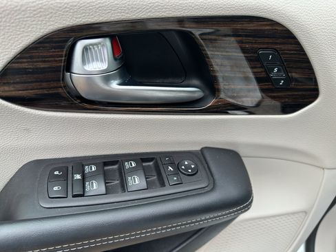 Used 2023 Chrysler Pacifica Limited FWD image 11