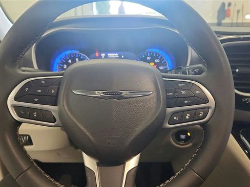 Used 2024 Chrysler Pacifica Touring-L image 25