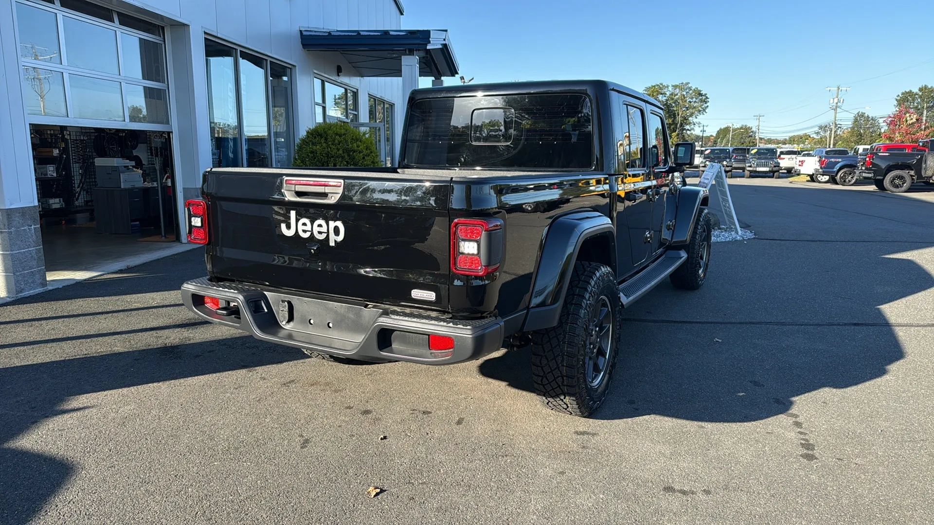 Used 2023 Jeep Gladiator Overland w/ LED Lighting Group AWD/4WD image 10