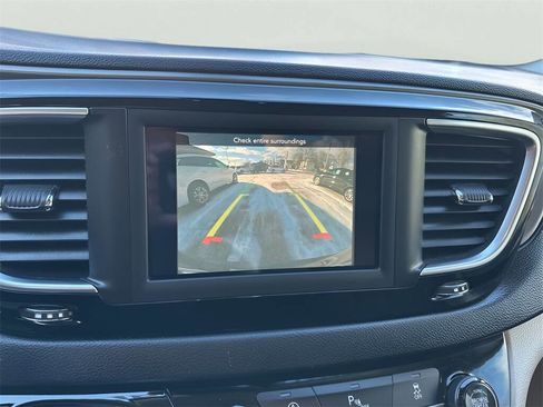 Used 2020 Chrysler Pacifica Touring-L image 20