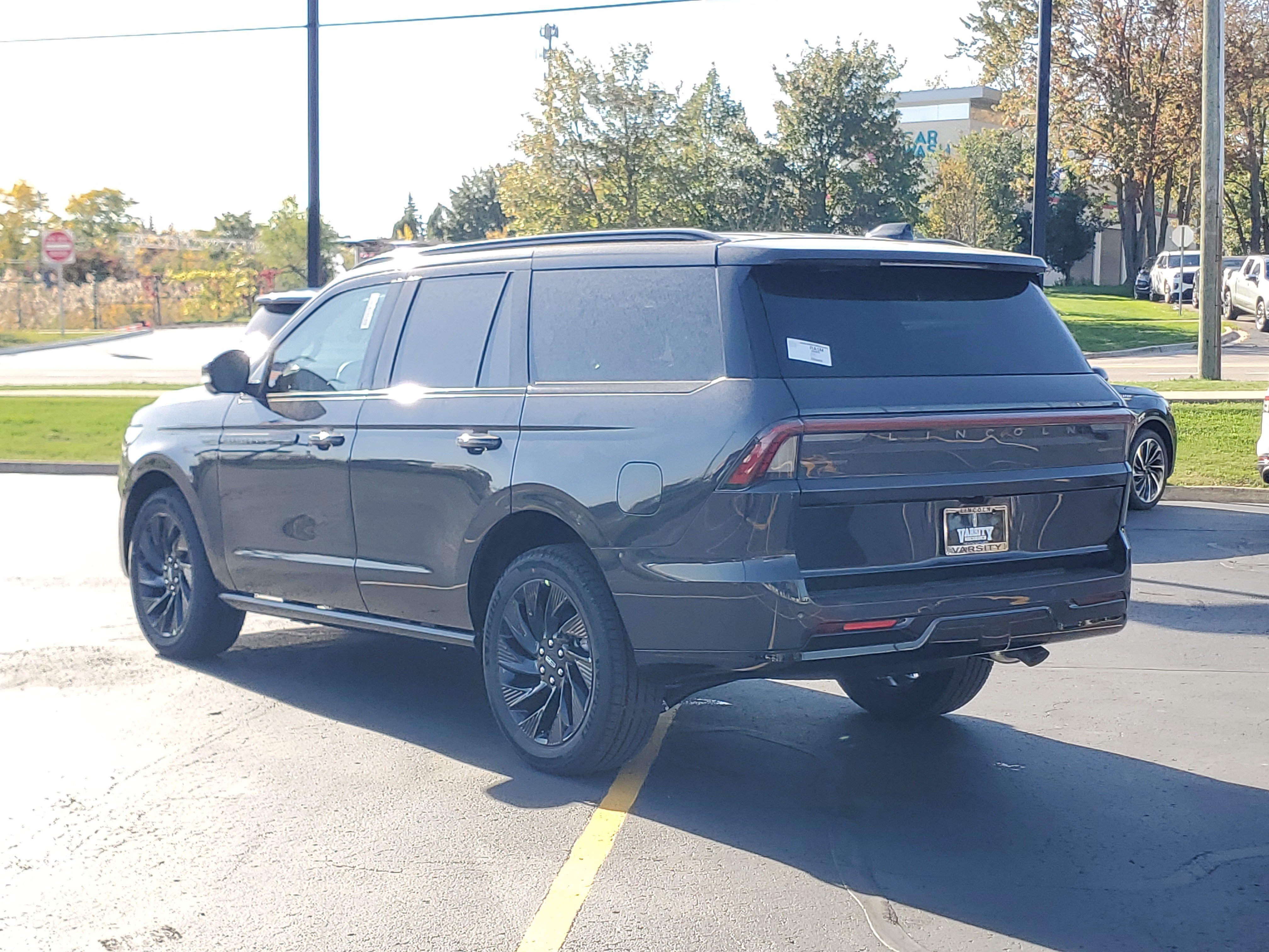 New 2027 Lincoln Navigator Reserve w/ Jet Appearance Package AWD/4WD image 3