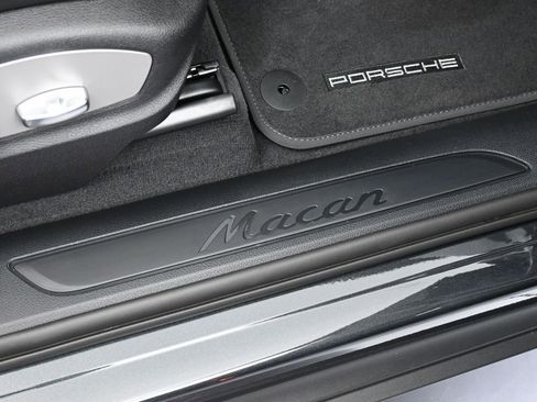 Certified 2025 Porsche Macan AWD/4WD image 30