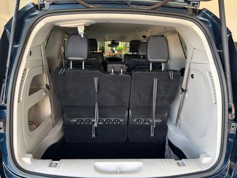 Used 2023 Chrysler Pacifica Touring-L FWD image 20
