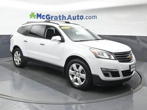 Used 2017 Chevrolet Traverse LT w/ Style and Technology Package image 2