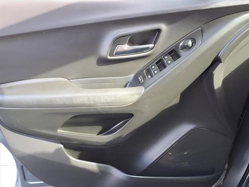 Used 2019 Chevrolet Trax LT w/ LT Convenience Package image 17