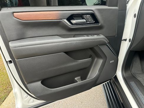 Used 2025 GMC Yukon Denali w/ Denali Reserve Package image 9