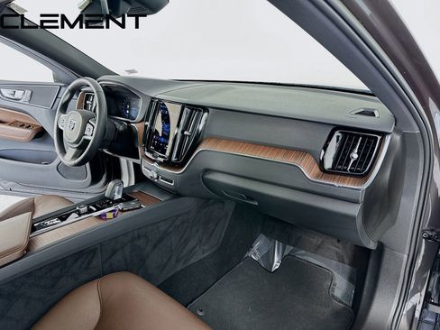 Used 2023 Volvo XC60 B5 Plus image 33