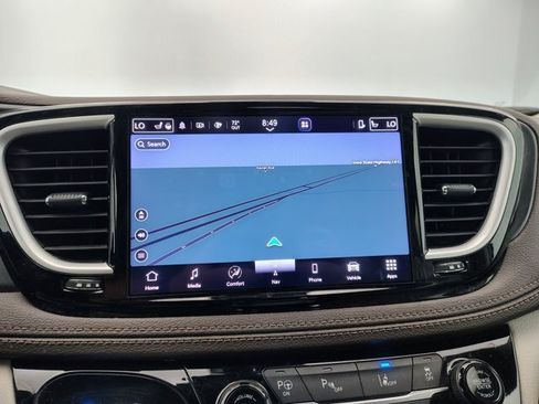 Used 2021 Chrysler Pacifica Touring-L w/ Uconnect Theater Family Group FWD image 4