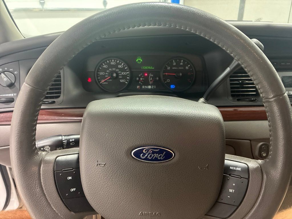 Used 2011 Ford Crown Victoria LX w/ Comfort Appearance Pkg RWD image 15