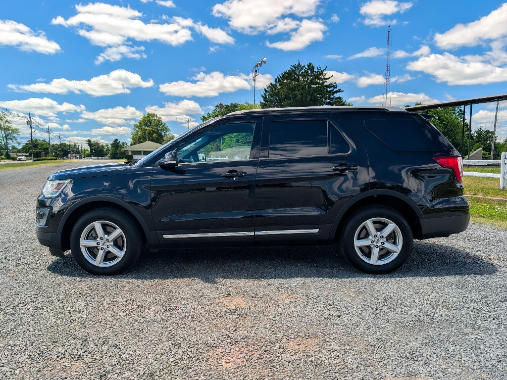 Used 2017 Ford Explorer XLT w/ Equipment Group 202A AWD/4WD image 9