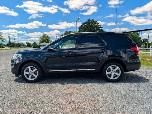 Used 2017 Ford Explorer XLT w/ Equipment Group 202A AWD/4WD image 9