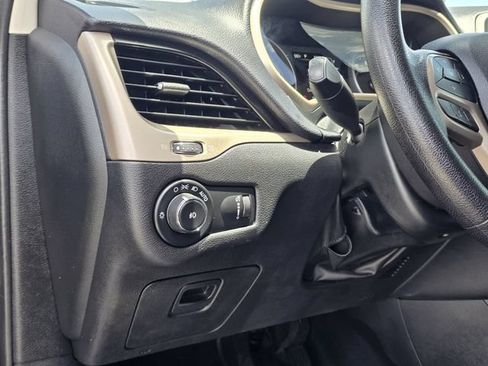 Used 2018 Jeep Cherokee Latitude FWD image 17