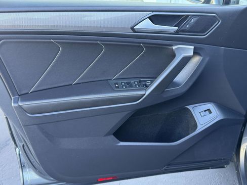 Used 2024 Volkswagen Tiguan SE w/ Panoramic Sunroof Package image 22