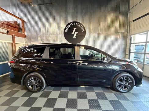 Used 2025 Toyota Sienna XSE AWD/4WD image 7