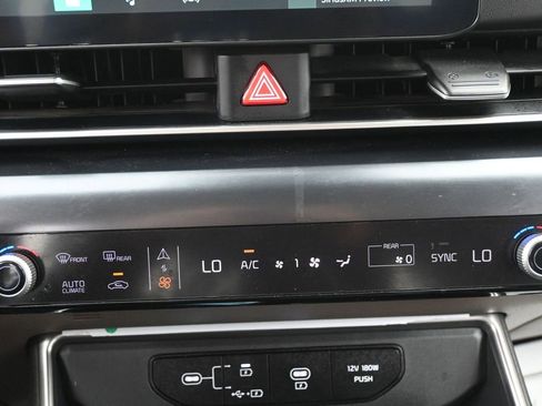 Used 2025 Kia Carnival FWD image 17