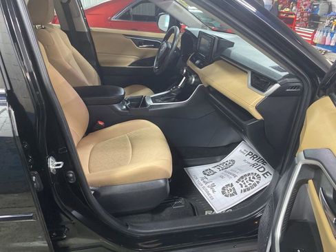 Used 2021 Toyota RAV4 XLE image 11