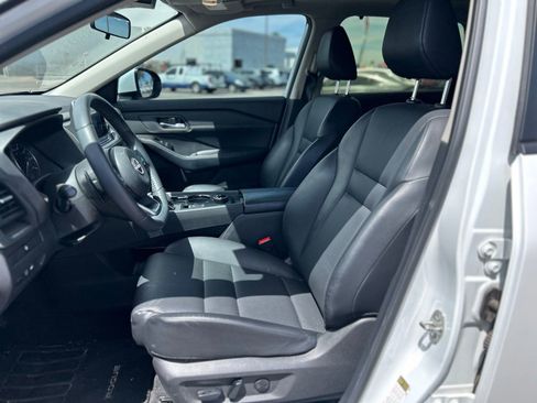 Used 2024 Nissan Rogue SV w/ SV Premium Package image 15