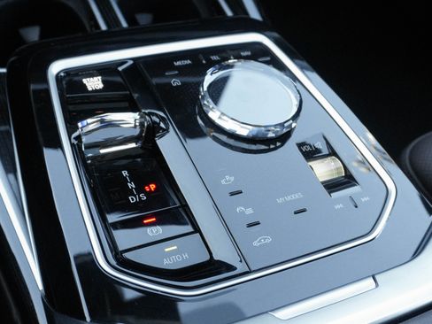 Certified 2025 BMW 740i image 27