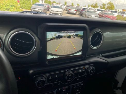 Used 2023 Jeep Wrangler Sahara w/ Cold Weather Group image 17