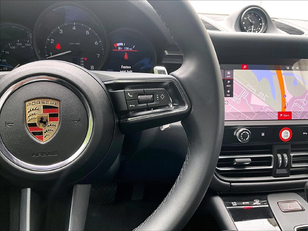 Certified 2025 Porsche Macan AWD/4WD image 24