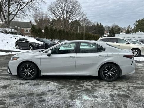 Used 2023 Toyota Camry SE image 2