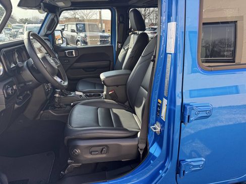 Used 2024 Jeep Wrangler Unlimited Sahara w/ Technology Group image 7