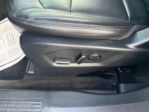 Used 2017 Ford Explorer XLT w/ Equipment Group 202A AWD/4WD image 33