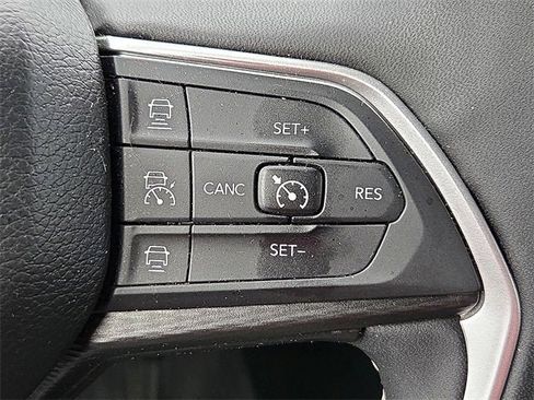 Used 2024 Jeep Grand Cherokee Laredo X image 20