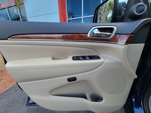 Used 2013 Jeep Grand Cherokee Limited w/ Luxury Group II AWD/4WD image 19
