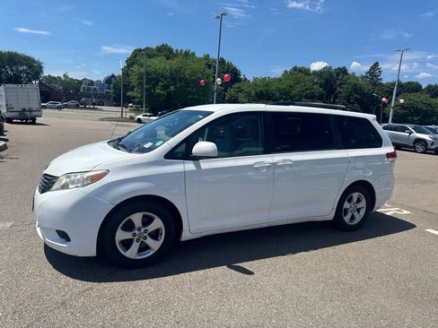 Used 2011 Toyota Sienna LE FWD image 3