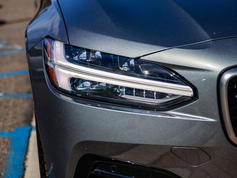 Used 2020 Volvo S90 T8 Inscription image 11