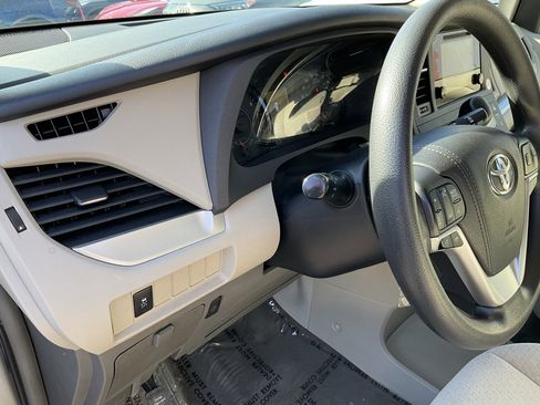 Used 2015 Toyota Sienna LE image 17