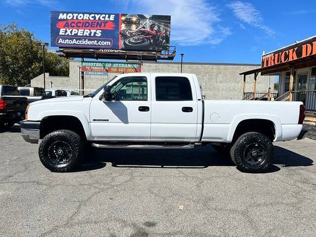 Used 2004 Chevrolet Silverado 2500 LT w/ Skid Plate Package AWD/4WD image 5