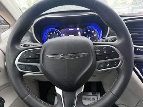 Used 2023 Chrysler Pacifica Touring-L FWD image 22