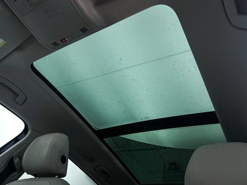 Used 2022 Volkswagen Tiguan SE w/ Panoramic Sunroof Package AWD/4WD image 3