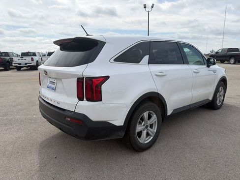 Used 2021 Kia Sorento LX image 4