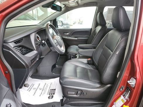 Used 2020 Toyota Sienna SE image 16