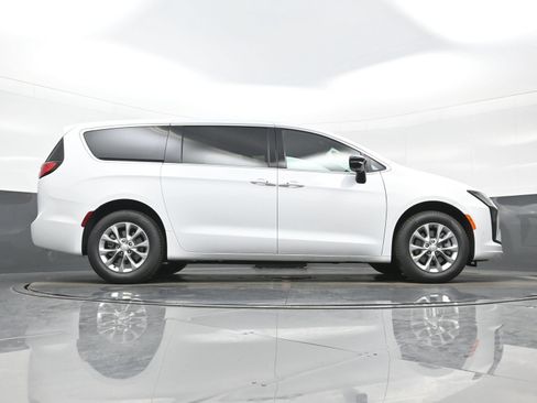 New 2027 Chrysler Pacifica Select AWD/4WD image 20