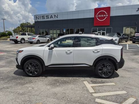 Certified 2025 Nissan Kicks SR FWD image 9