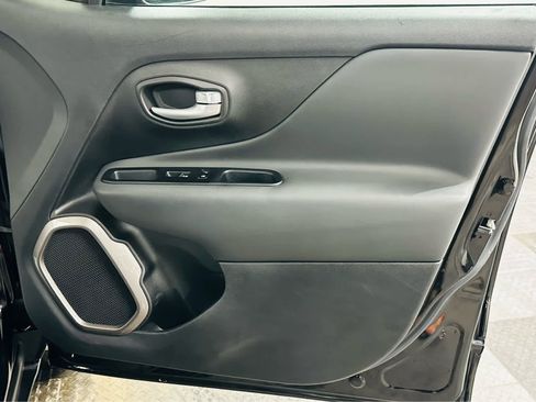 Used 2023 Jeep Renegade Limited image 25