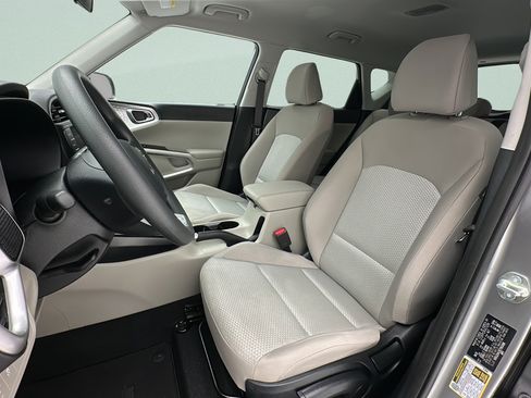 Used 2025 Kia Soul LX w/ LX Technology Package FWD image 13