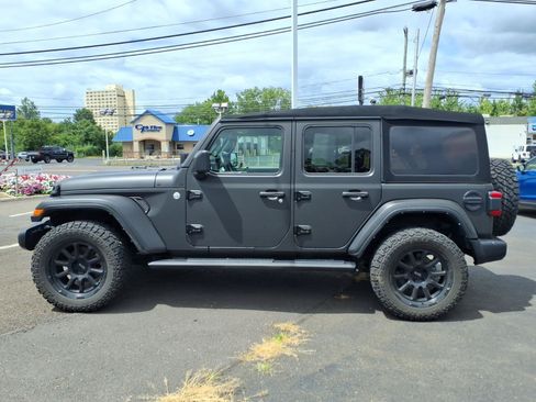 Used 2022 Jeep Wrangler Unlimited Sahara w/ LED Lighting Group AWD/4WD image 7