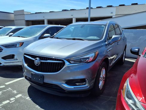 Used 2018 Buick Enclave Essence FWD image 2