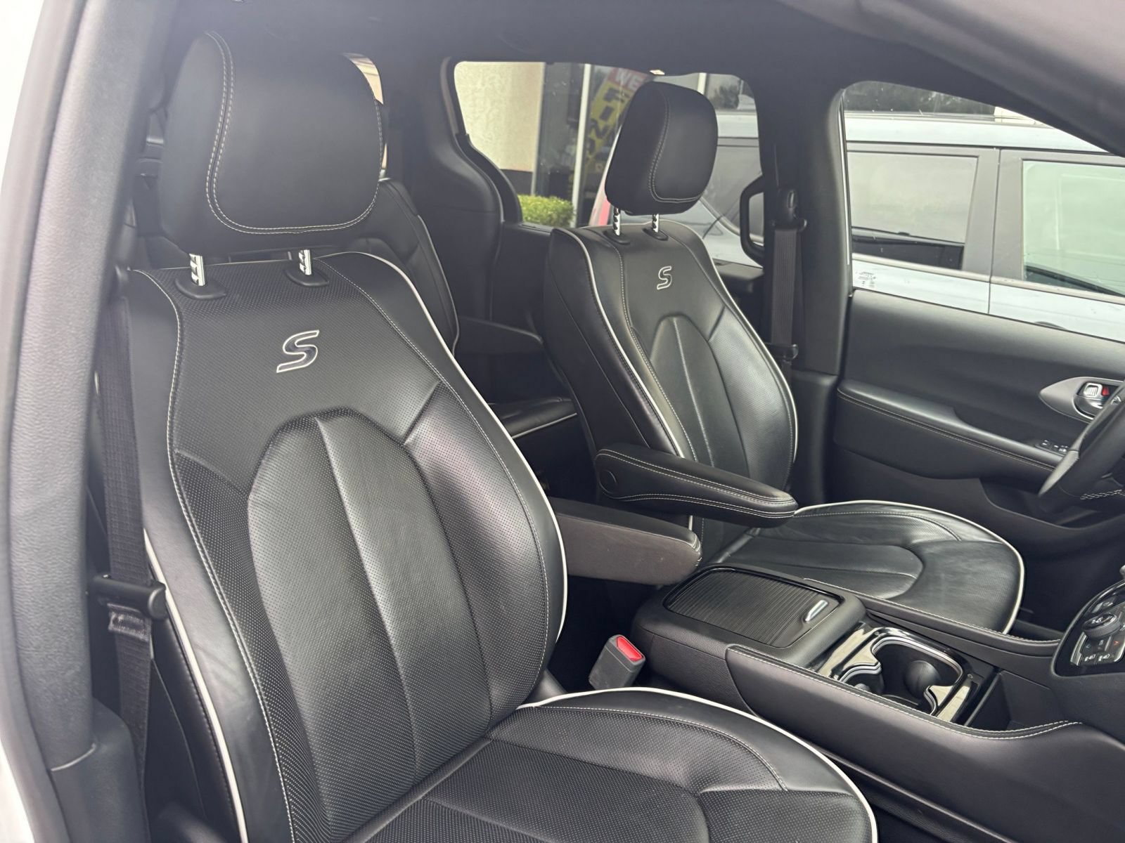 Used 2025 Chrysler Pacifica Limited FWD image 41