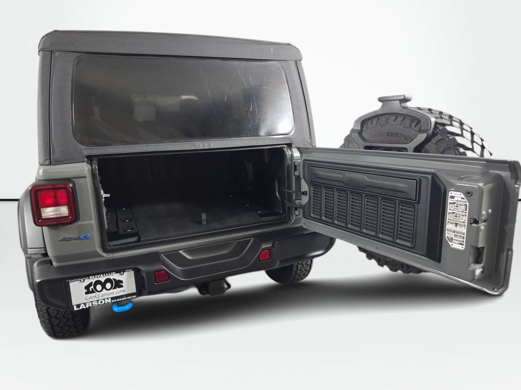 Used 2023 Jeep Wrangler Unlimited w/ Cold Weather Group AWD/4WD image 13